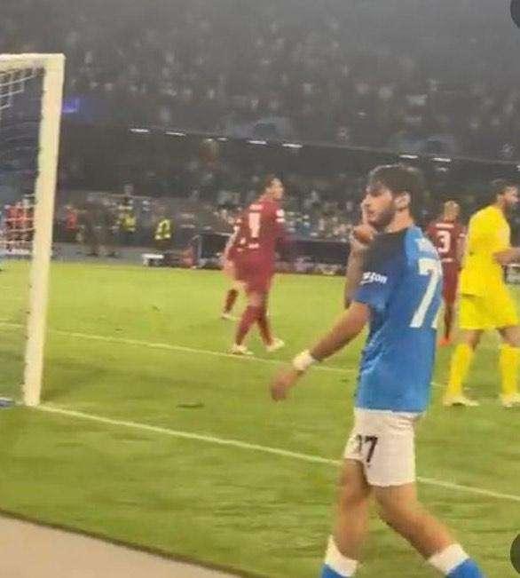 FOTO - Kvaratskhelia chi zittiva sul gol di Simeone? Il gesto che pochi hanno notato