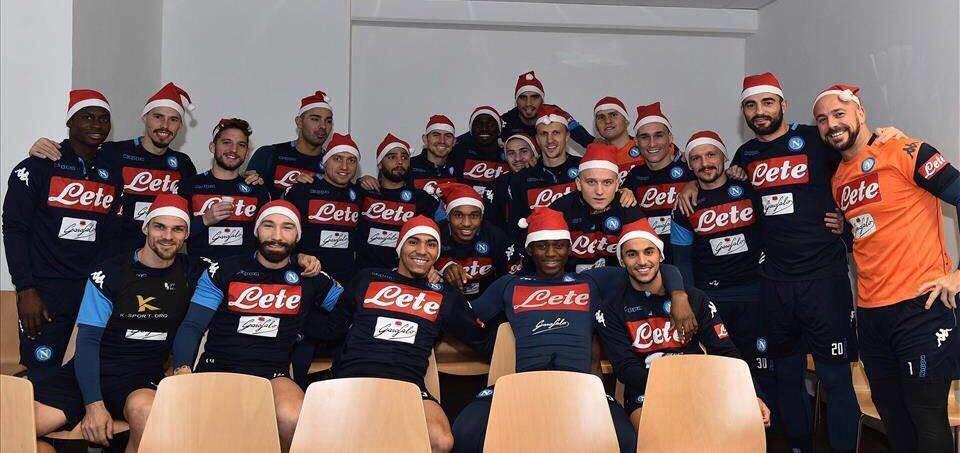 FOTO - Bella atmosfera a Castel Volturno: tutti col cappellino di Natale prima dell'allenamento