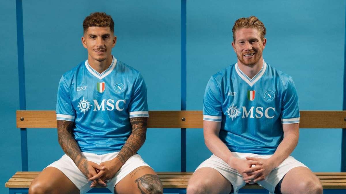 Nuova maglia home: omaggio alla tradizione azzurra, torna il colletto a V con bordo bianco