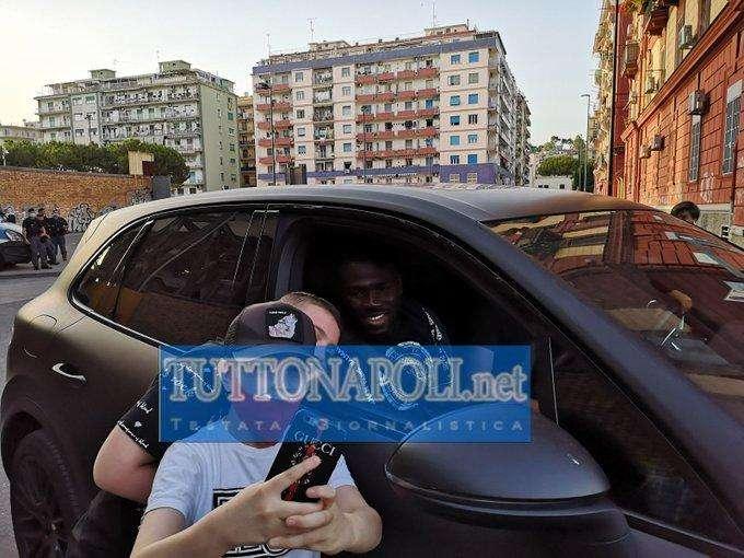 FOTO TN - Koulibaly si ferma coi tifosi all'esterno del San Paolo: firme e selfie di rito