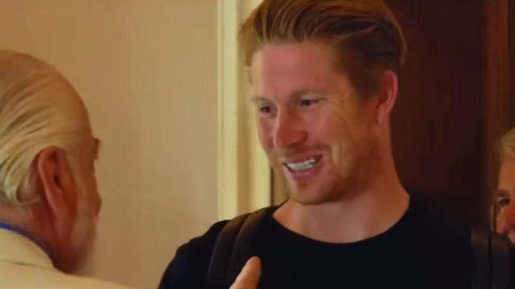 "Il re è qui", la Serie A celebra il primo allenamento di De Bruyne a Castel Volturno