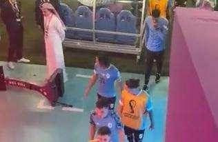 VIDEO - Cavani, una furia al termine di Ghana-Uruguay: butta a terra il monitor del VAR