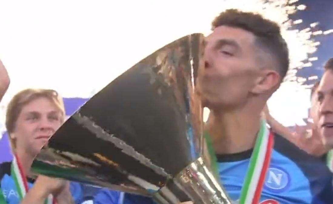 Di Lorenzo: "Emozione unica alzare questa coppa, che gioia festeggiare con i napoletani!"