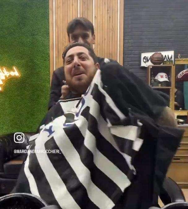 Lo scherzo di un barbiere napoletano: maglia Juve sulla mantella, reazioni esilaranti!