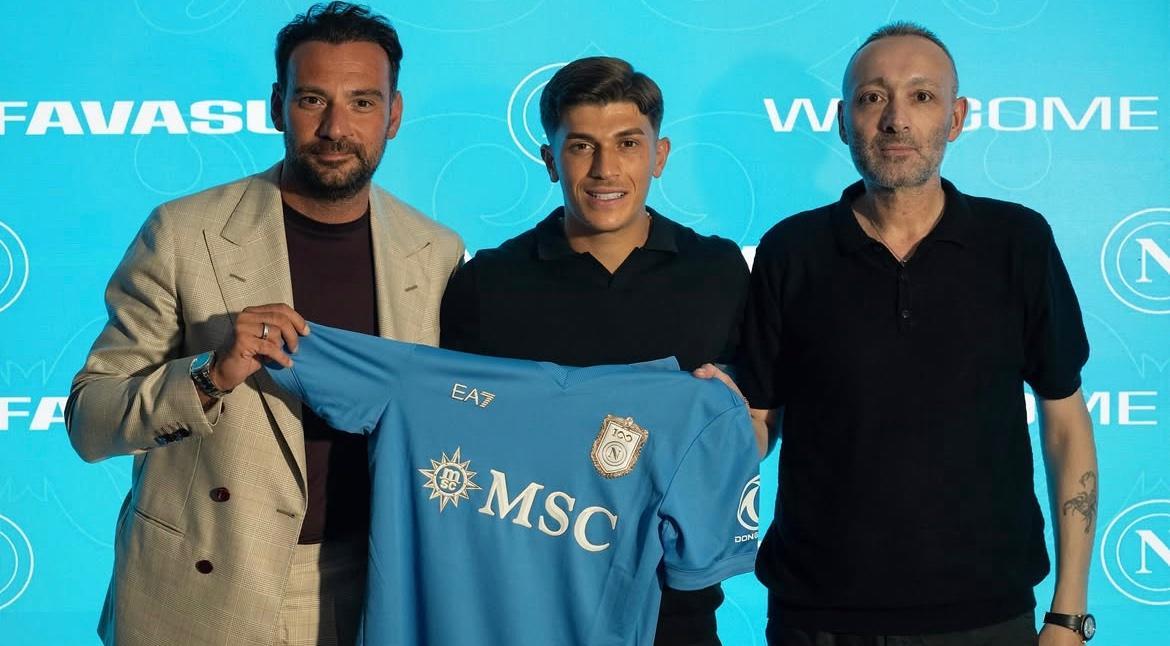 Favasuli dopo la firma: il primo scatto con la maglia del Centenario