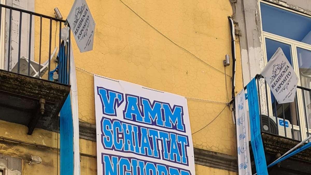 FOTO - Lo Scudetto a Piazza Mazzini: "V'amm schiattat nguorp" e spunta la traduzione!