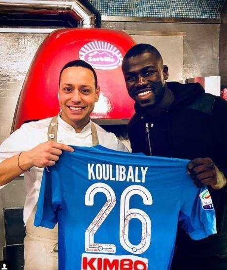 FOTO - Pomeriggio in pizzeria per Koulibaly: maglia regalo per Antonio Sorbillo