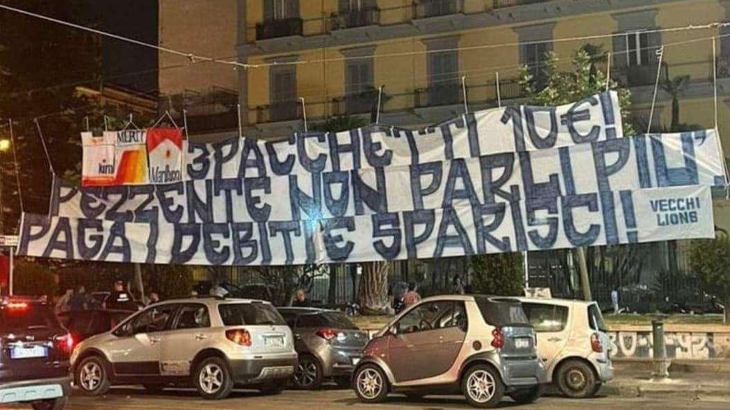 FOTO - "3 pacchetti 10€, pezzente!" striscione Ultrà con le sigarette contro ADL e (anche) Kim