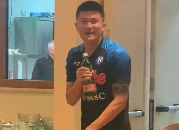VIDEO - Kim scatenato sulle note di "Gangnam Style": le immagini della SSCNapoli