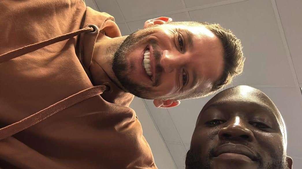 Lukaku con una bandiera del Napoli: il post del belga sui social