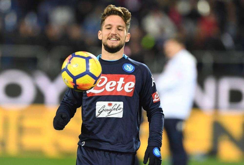 FOTO - Azzurri in campo per il riscaldamento, sorrisi e concentrazione tra i ragazzi di Sarri