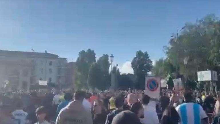 Tensione a Parma: ultras allontanano famiglie napoletane all’arrivo del pullman del Napoli