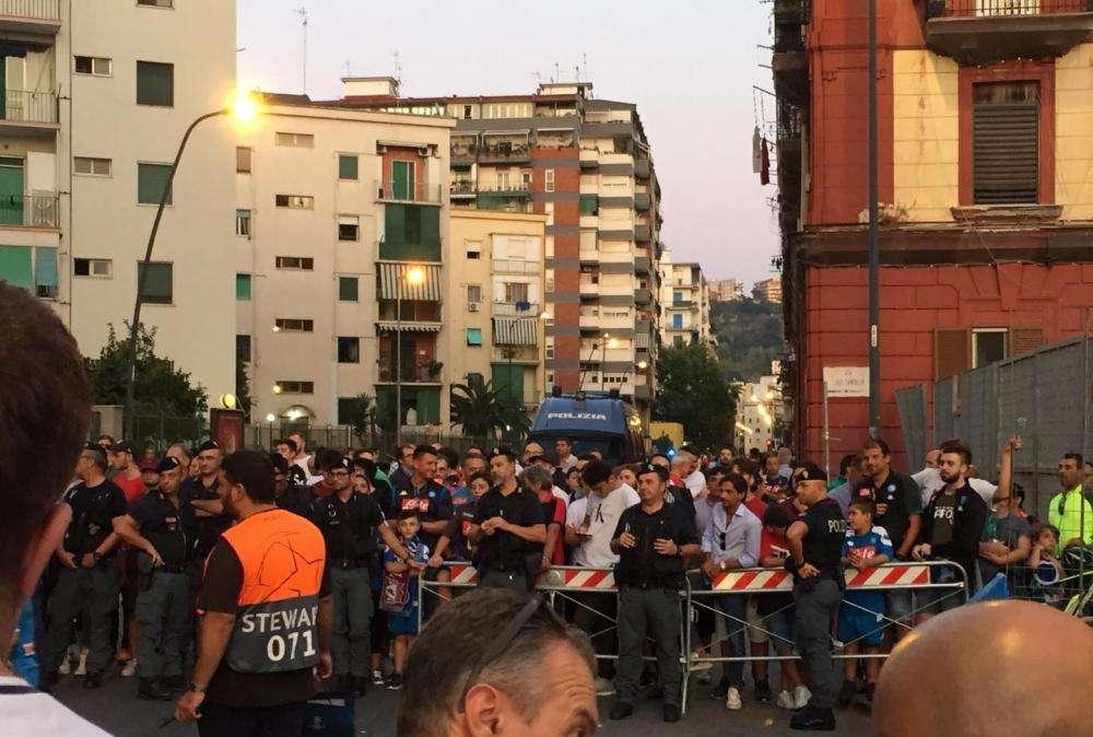 VIDEO - Che entusiasmo all'esterno del San Paolo! Accoglienza caldissima per l'arrivo del Napoli