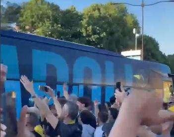 Il Napoli arriva al Tardini: bus azzurro insultato dai tifosi del Parma