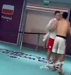 VIDEO - Zielinski e Lozano si scambiano la maglia dopo il pari tra Polonia e Messico