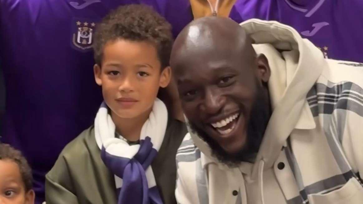Lukaku assiste ad Anderlecht-Standard Liegi: ovazione e festa negli spogliatoi