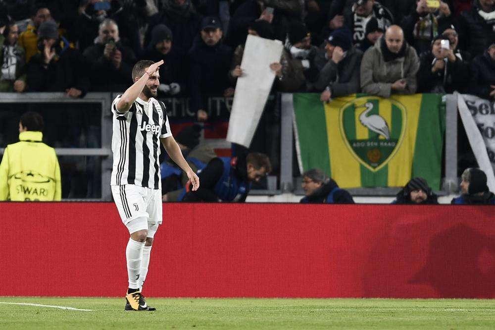 Doppietta di Higuain, Kane la riapre: 2-1 all'intervallo ma il Pipita fallisce un altro rigore nel finale