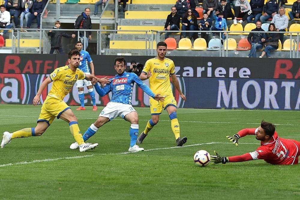 Napoli ordinato e vincente. Amin Younes può essere il futuro, Mertens timbra ancora il cartellino, salgono a 24 i legni stagionali