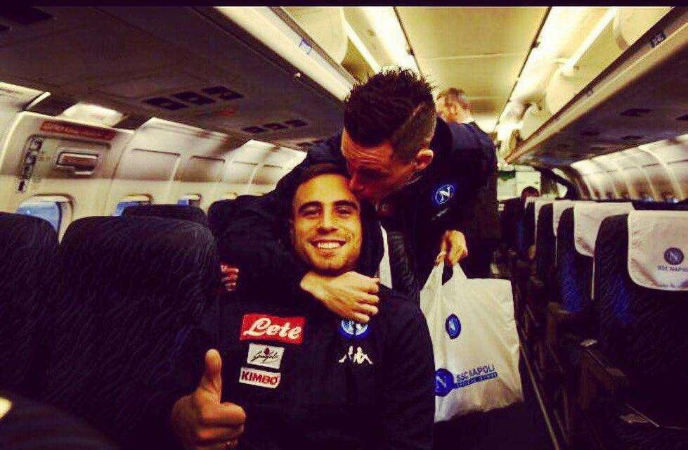 FOTO - Il bacio di Callejon a Maksimovic in aereo: "Ancora auguri, Nikola!"