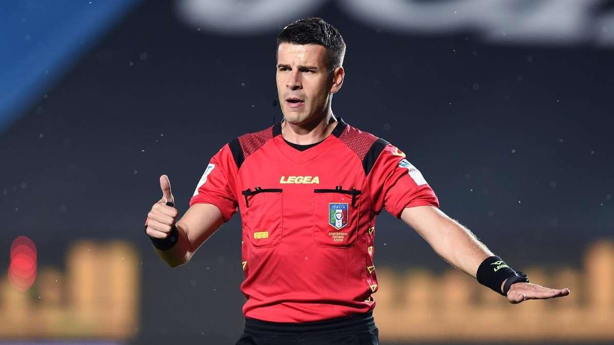L’arbitro Giua di Napoli-Lecce torna a far danni: negato rigore netto al Benevento