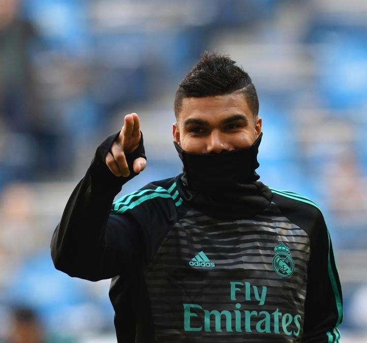Juve, Casemiro ironizza e avverte il connazionale Douglas Costa: "Lo spezzo in due..."