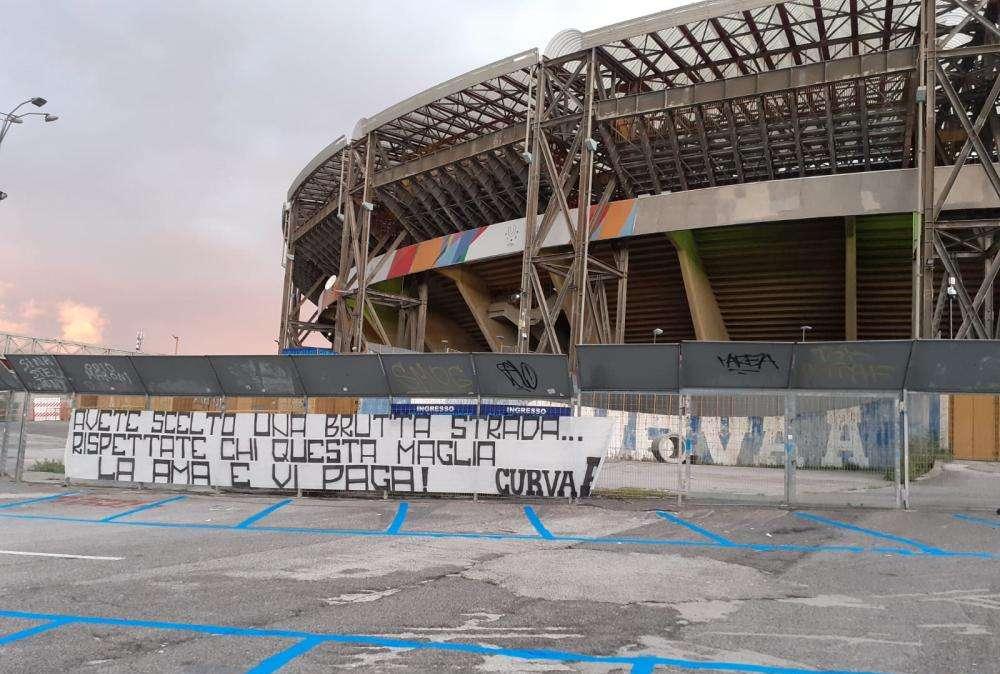 FOTOGALLERY - “Avete scelto una brutta strada, rispettate...”: striscioni in tutta la città firmati Curva A