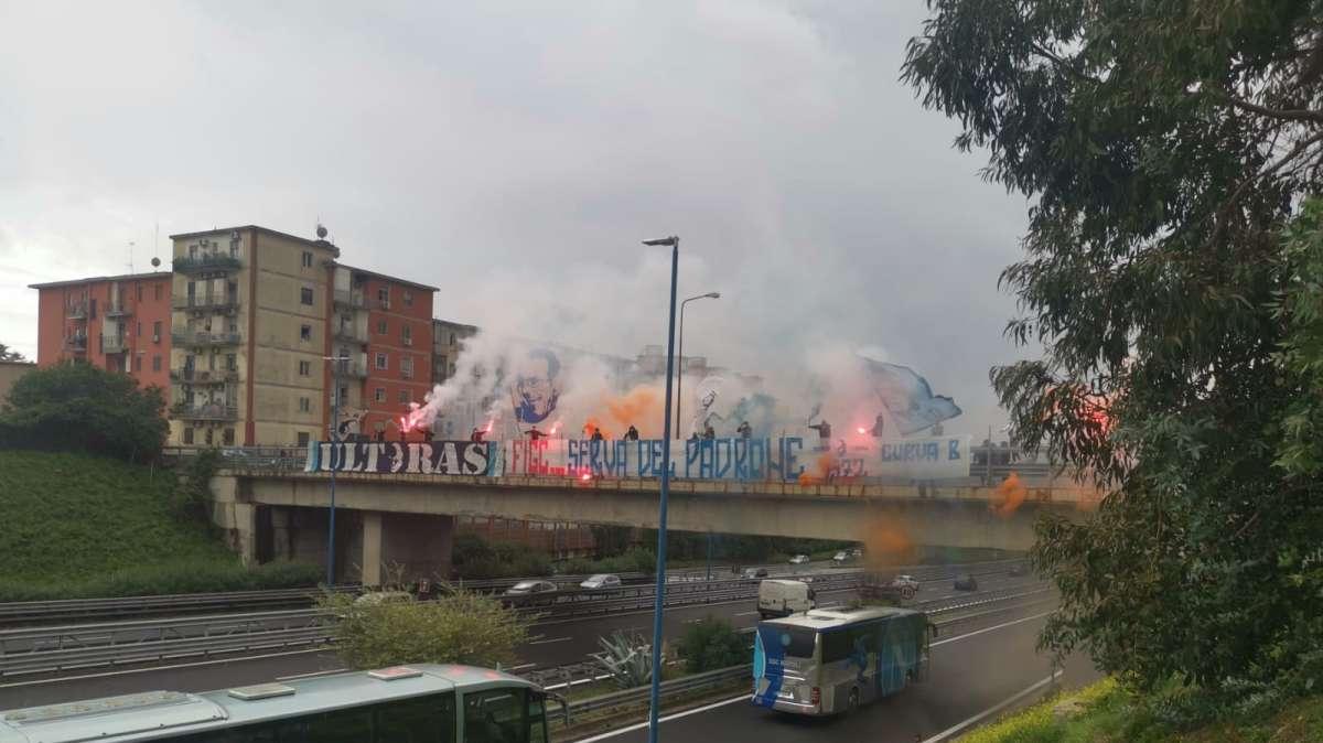 FOTO&VIDEO - "Figc serva del padrone!", Ultras Curva B aspettano la squadra: le immagini