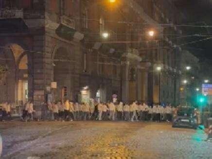 Follia nel cuore di Napoli: guerriglia tra ultrà tedeschi e polizia, undici arresti
