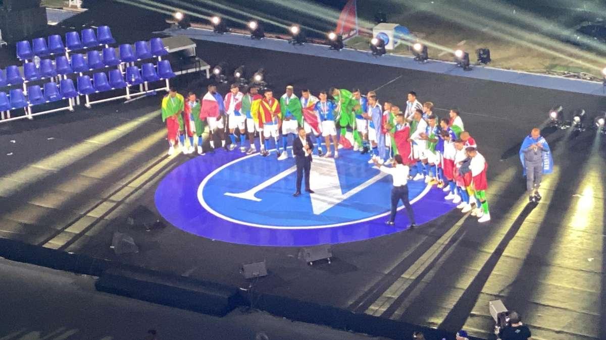 RILEGGI LIVE - Festa Scudetto: capitan Di Lorenzo alza la Coppa! Che show al Maradona, ecco tutti gli ospiti