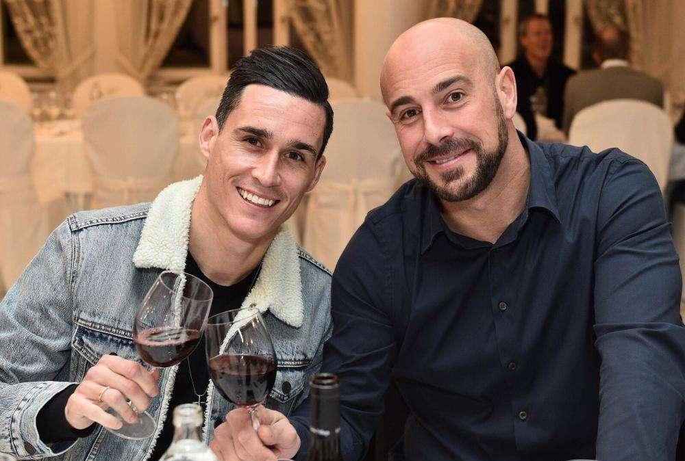 FOTO - Reina e Callejon sorridenti alla cena di Natale: "Alla nostra!"
