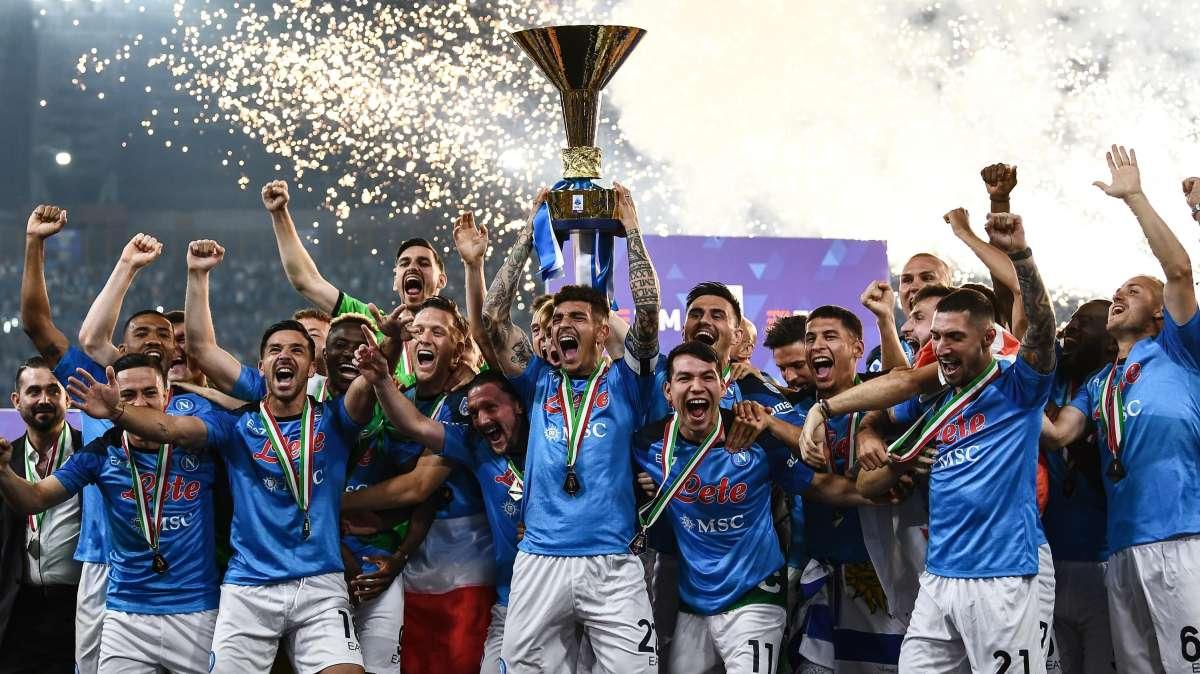 FOTO - Di Lorenzo bacia la Coppa e la medaglia: “Avevamo un sogno nel cuore…”