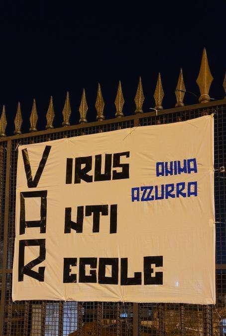 "VAR: virus anti regole", striscione di protesta a Napoli: "Attacco totale!"