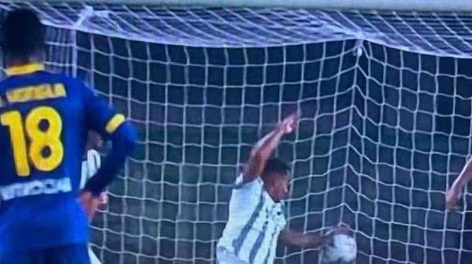 FOTO - Clamoroso rigore negato al Verona: mani di Danilo, il VAR non corregge Di Bello