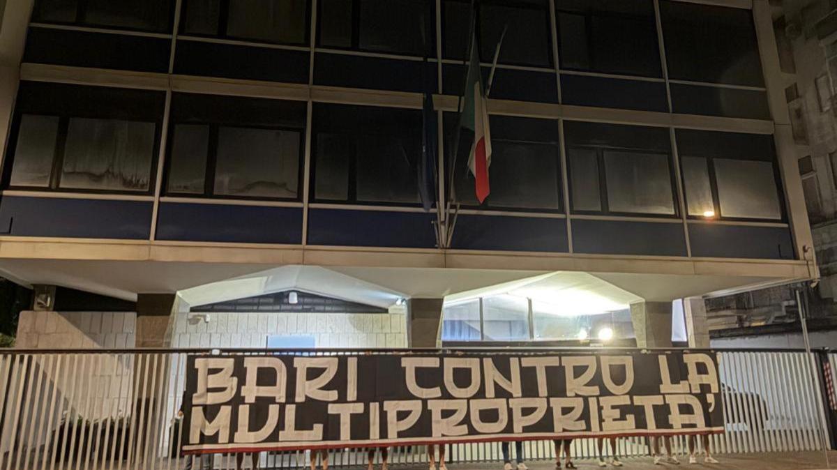 Bari, contestazione contro i De Laurentiis! Striscione davanti alla Figc: “Contro la multiproprietà”