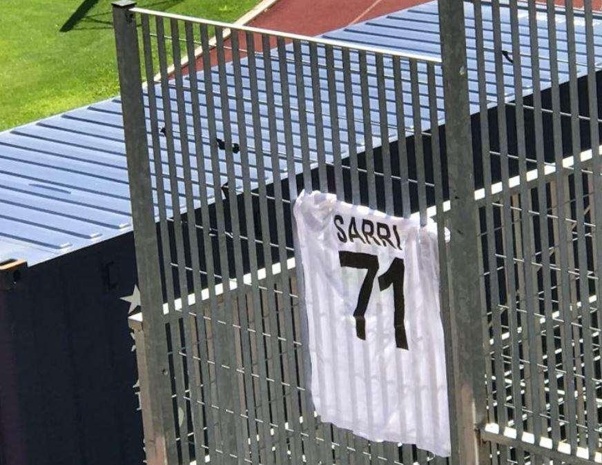 FOTO - A Dimaro spunta anche una maglia per Sarri: bianconera e con il numero 71