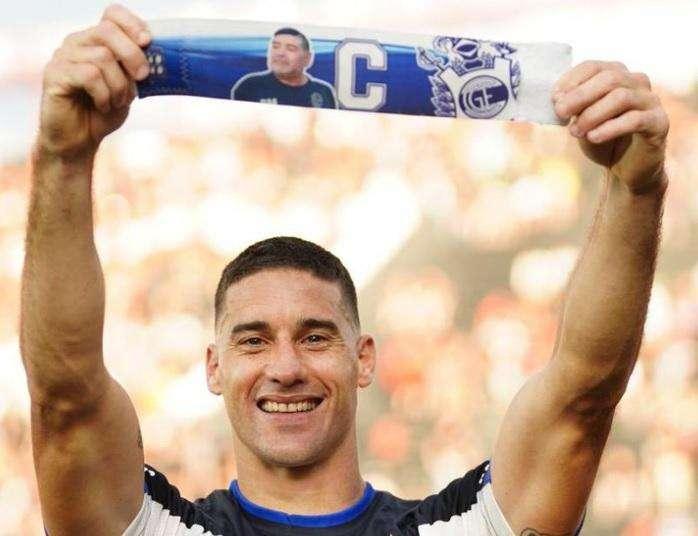Argentina, il Gimnasia si salva e ricorda Diego. Il Napoli si congratula con l'ex club di Maradona