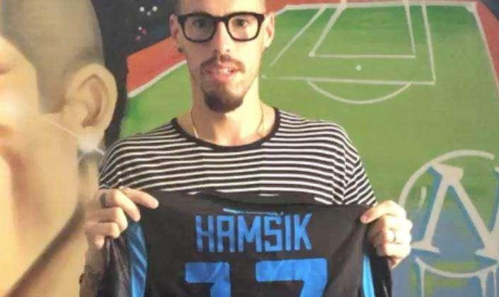 VIDEO - Hamsik cuore d'oro: dona una maglia autografata per "l'arcobaleno napoletano"