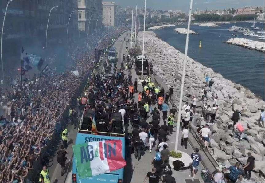 Uno spettacolo unico sul lungomare: brividi per la sfilata scudetto