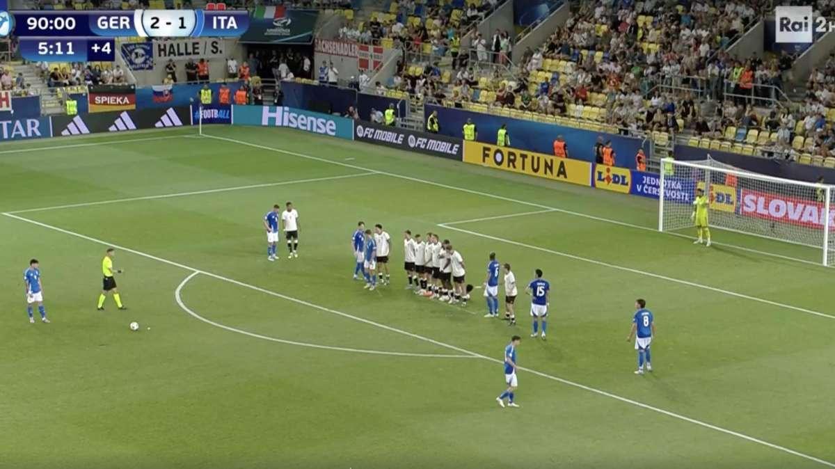La magia di Ambrosino da punizione che tiene viva l'Italia U21: la fotosequenza
