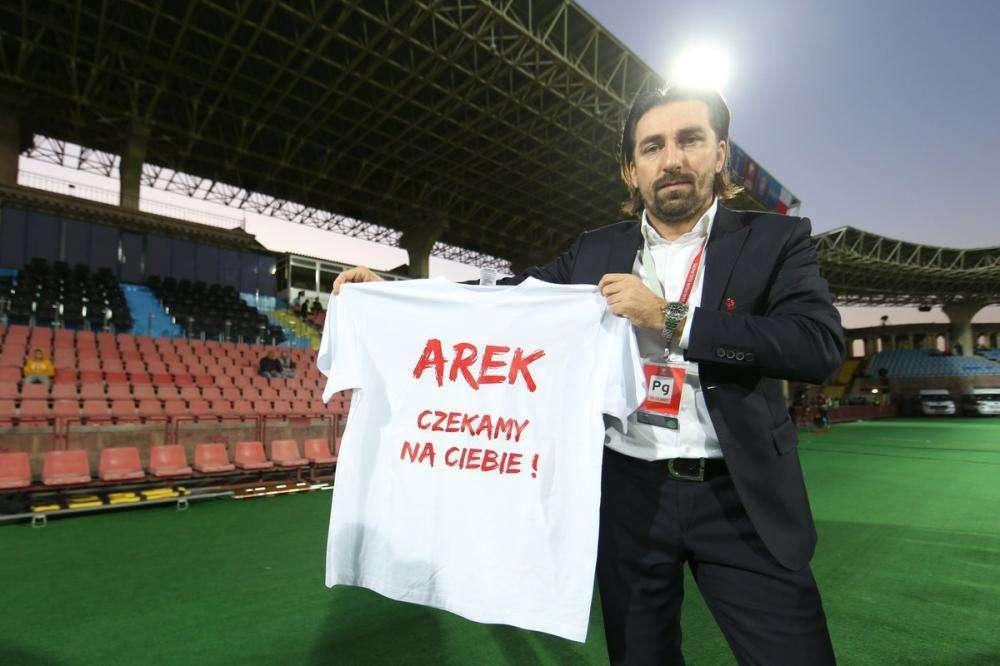 FOTO - Milik infortunato, la Polonia lo omaggia con una maglia: "Tieni duro Arek, ti aspettiamo!"