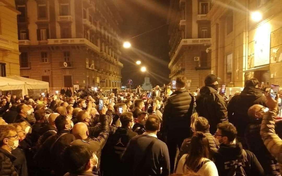 Caos Napoli, proteste in strada per le misure anti-Covid: scontro con le forze dell'ordine