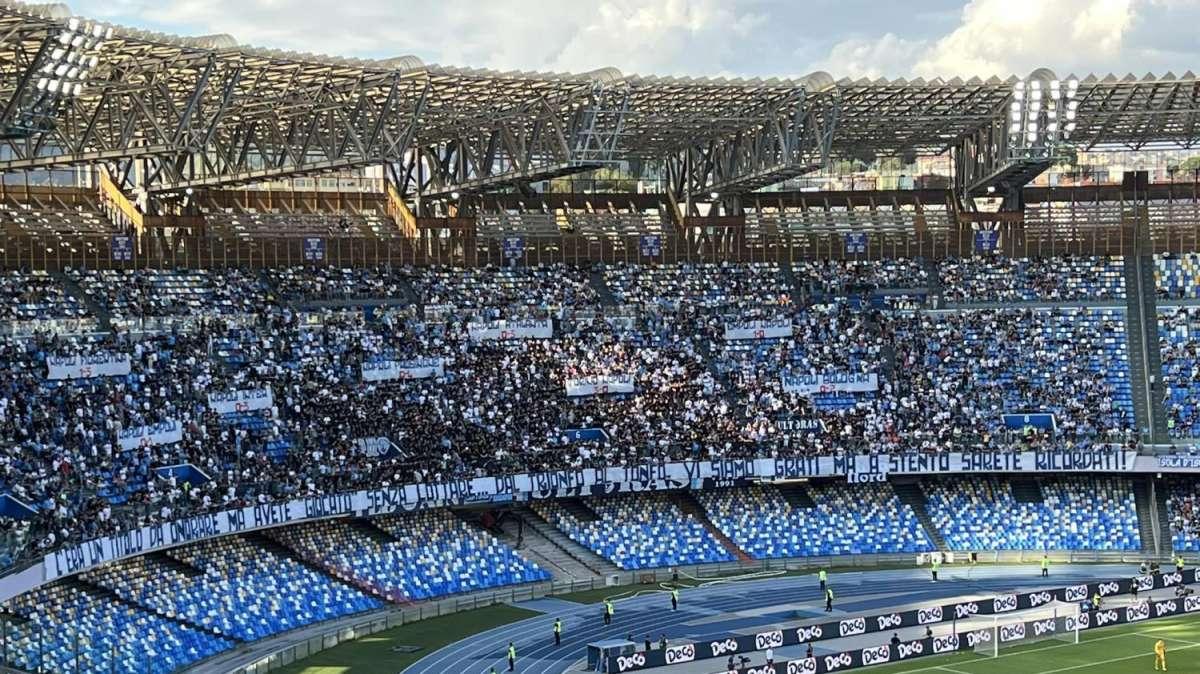 Mega striscione in Curva B: "Dal trionfo al tonfo, vi siamo grati ma a stento sarete ricordati"