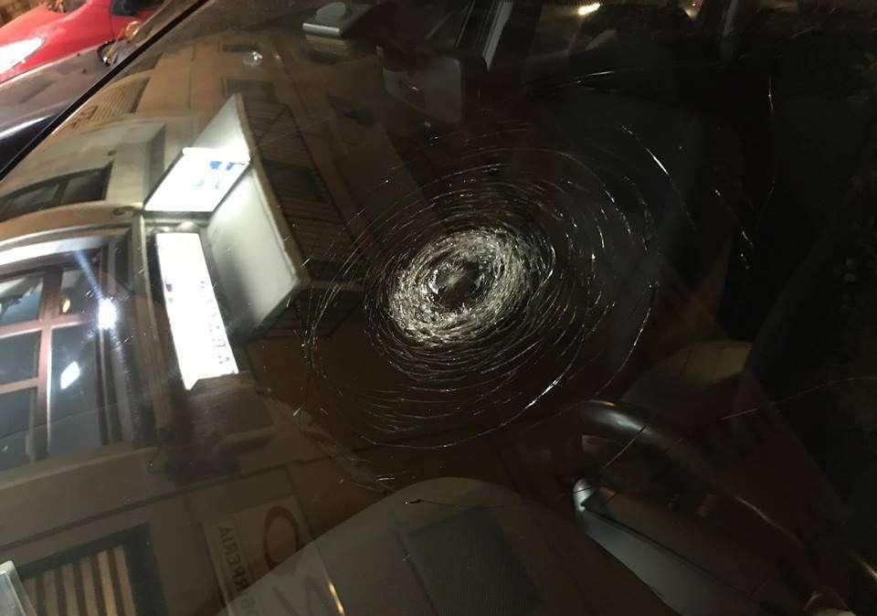 FOTO - Vergogna a Udine: lancio di pietre e bottiglie contro tifosi del Napoli e polizia, danneggiate alcune auto