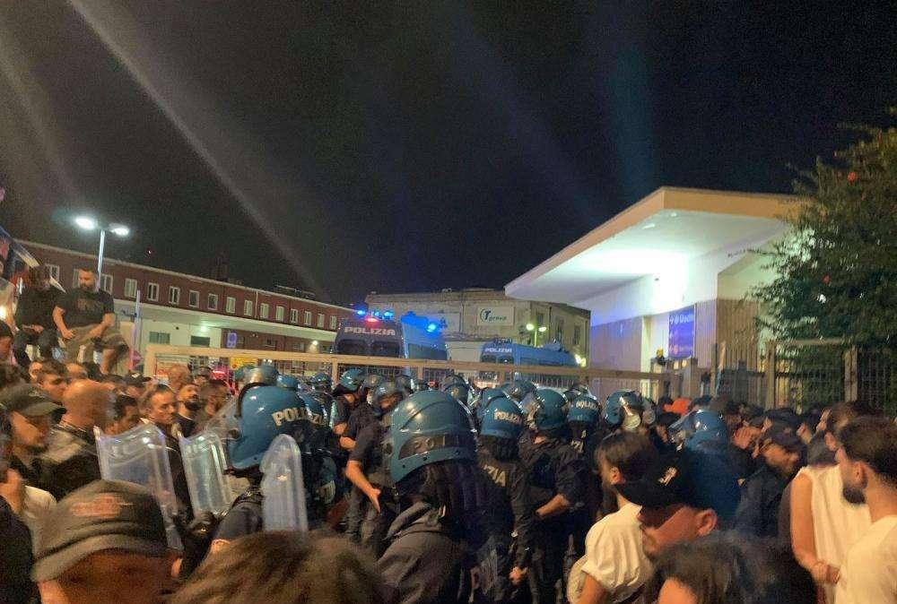 VIDEO TN - Il treno del Napoli è tornato ad Afragola, il pullman (vuoto) lascia Piazza Garibaldi