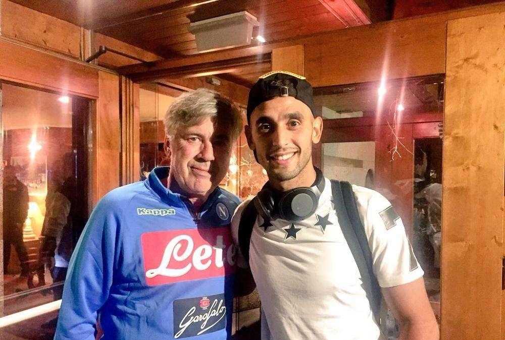 FOTO - Un sorridente Ghoulam posa con Ancelotti: "Benvenuto in ritiro!"