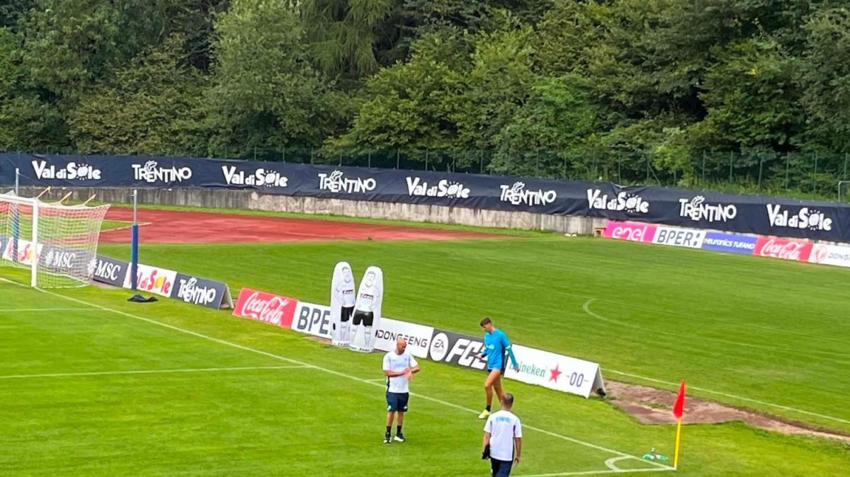 Lucca in campo prima dell'amichevole: allenamento personalizzato per l'attaccante