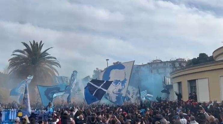 Corsera - Tifosi aggrediscono patrimonio artistico: basta imbrattare Napoli