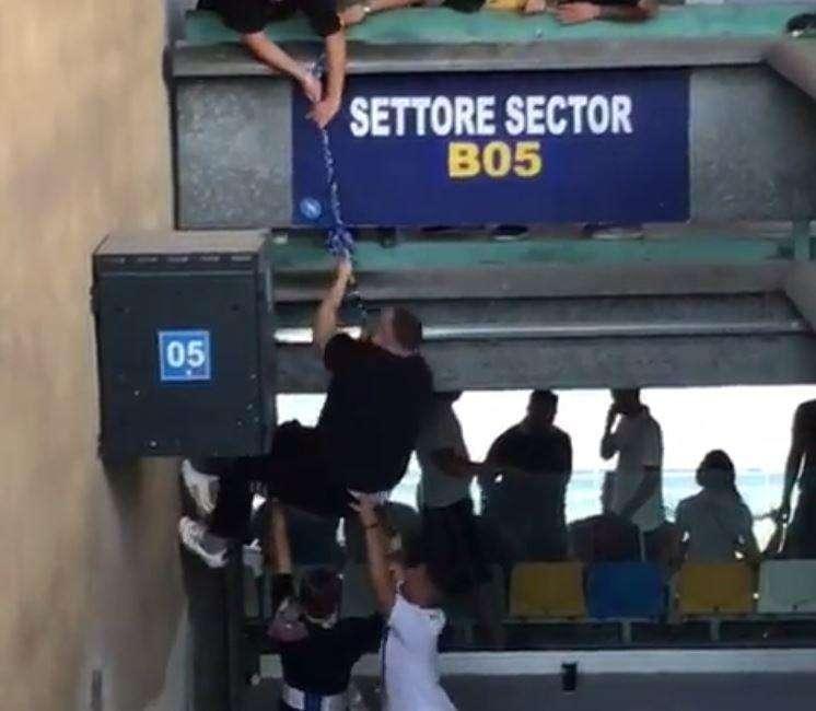 VIDEO - Solita vergogna al San Paolo: i tifosi scavalcano ancora per cambiare settore