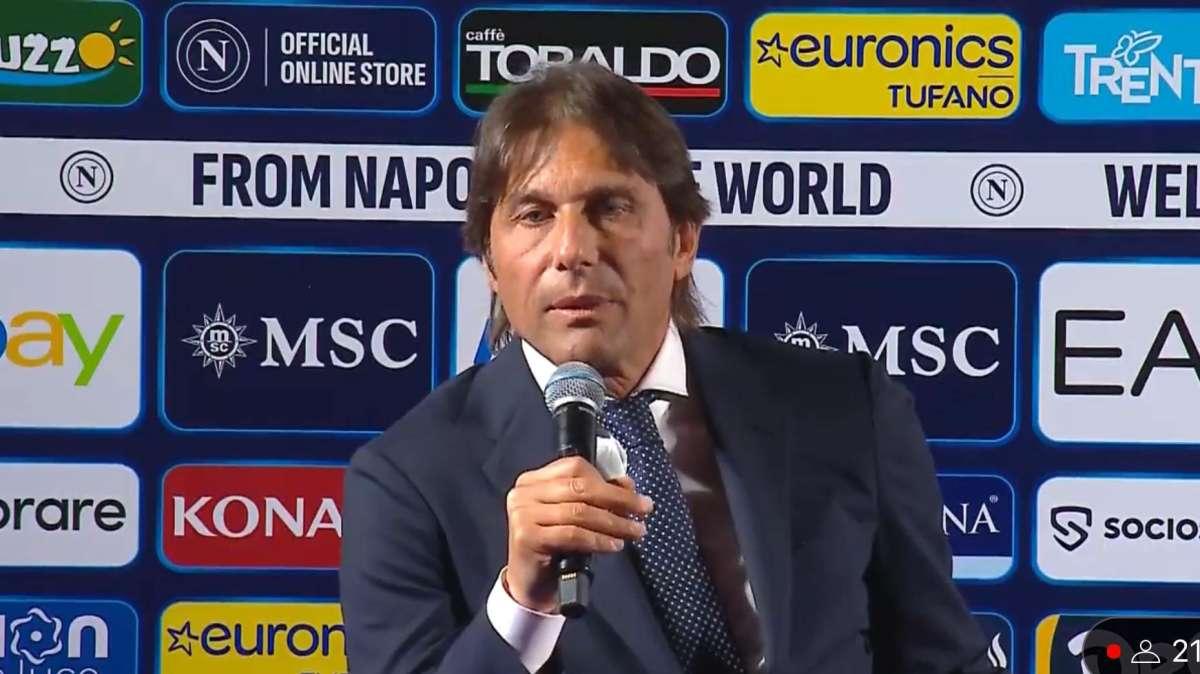 Conferenza integrale di Conte: “Torneremo alternativa alle solite! Colmeremo gap ingaggi col sudore! Scontenti? Decido io chi resta e chi va via.  Kvara? Resta!”, ADL: “Kvara? PSG non autorizzato…”