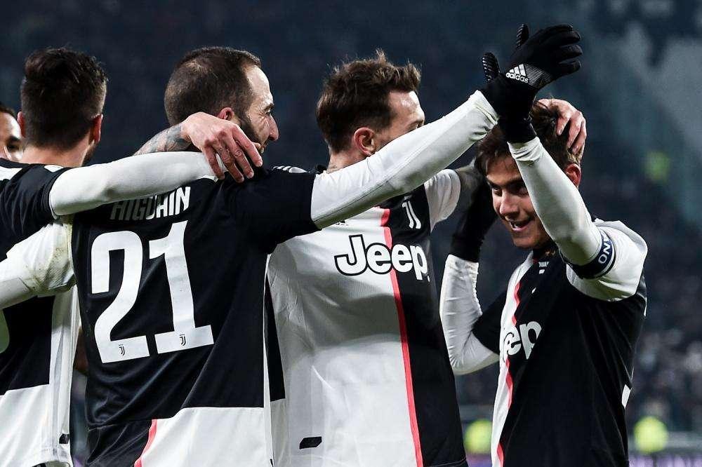 VIDEO - Pullman Juve quasi ignorato: per Sarri qualche insulto e gli applausi degli juventini di Napoli